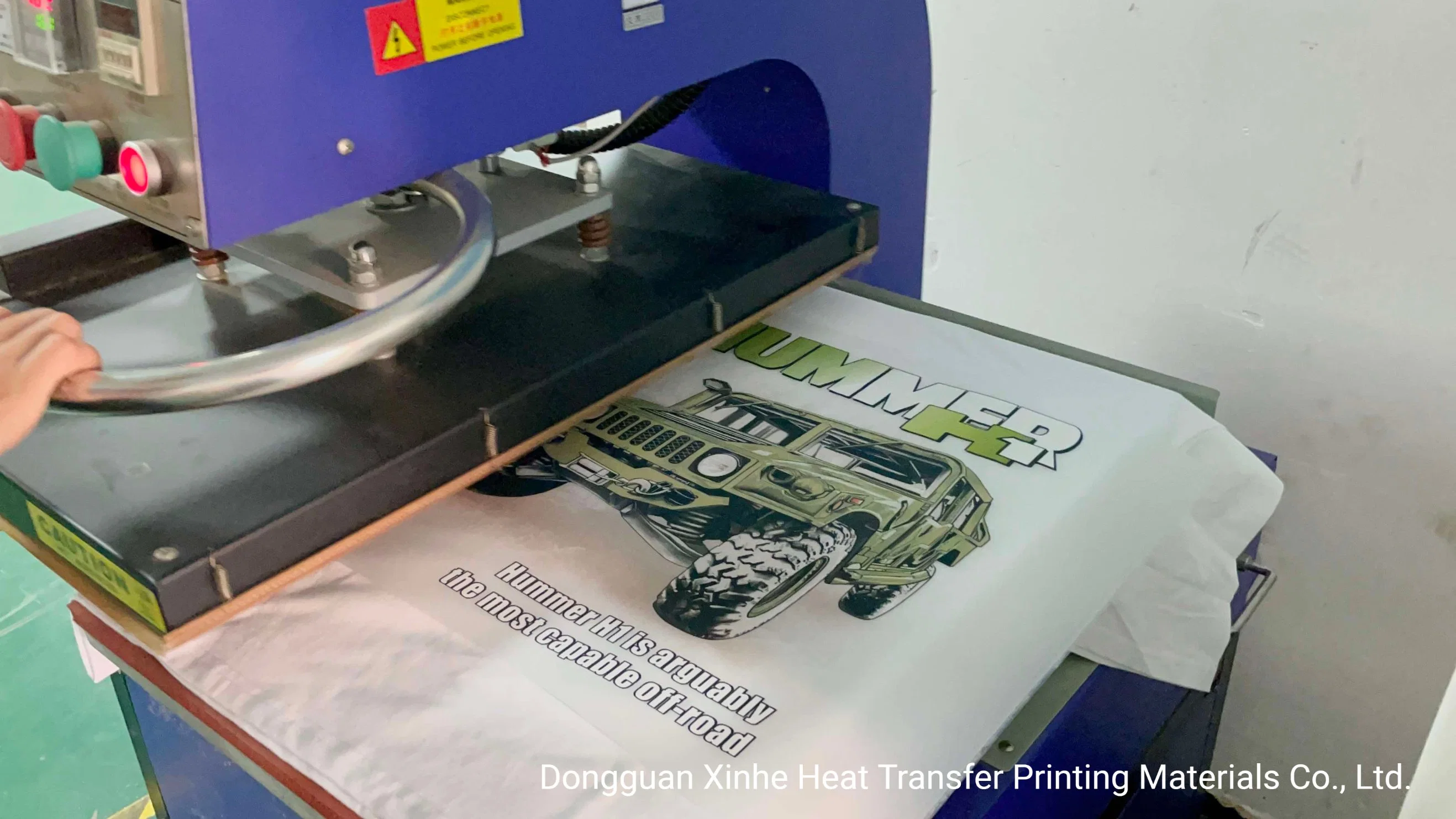 Transferência a quente de imagem de impressão em filme para impressão têxtil em camisetas e roupas com revestimento de liberação de calor.