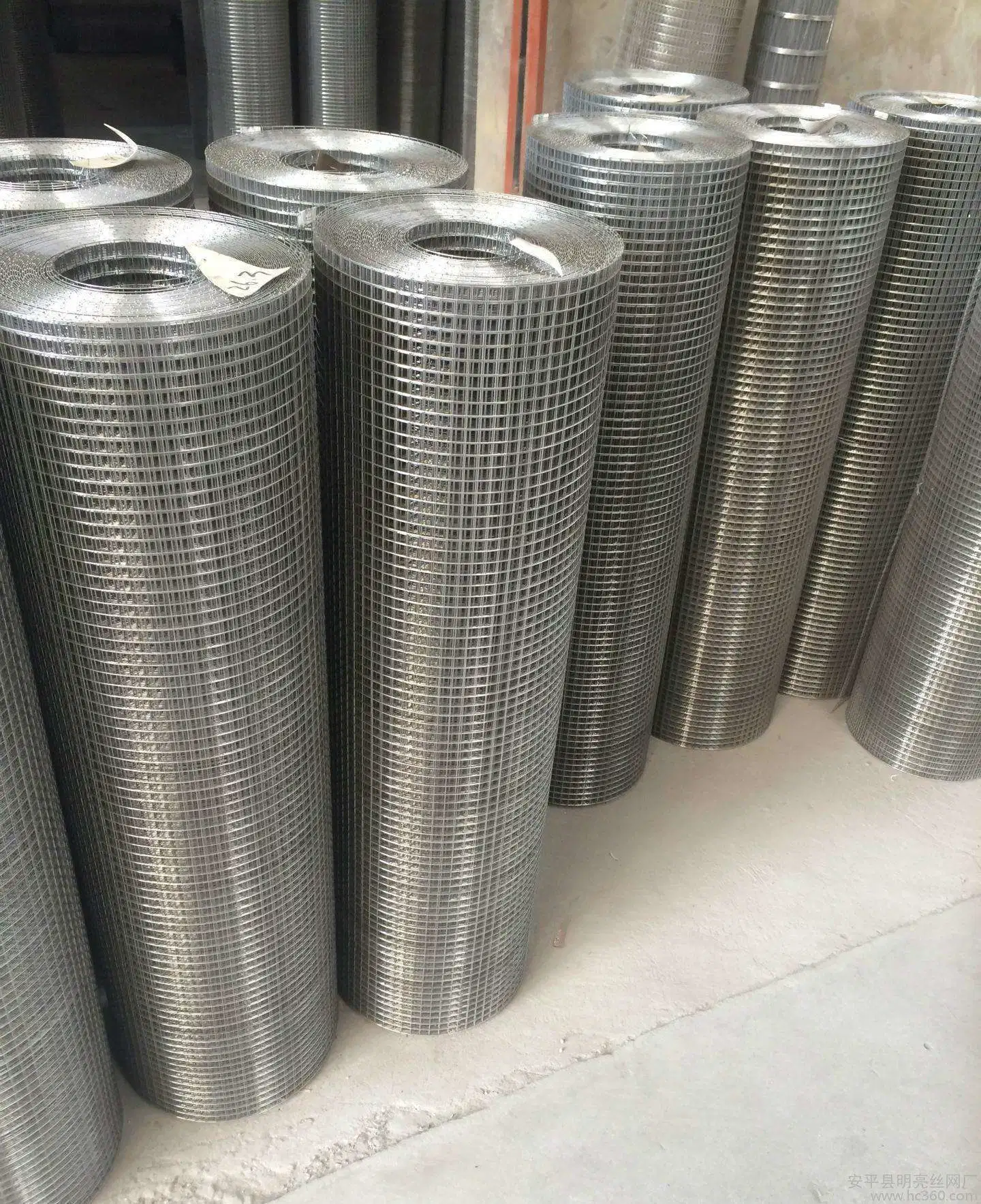 2X2 4X4 5X5cm Hot Dipped Galvanized Welded Wire Mesh (XM-1204)