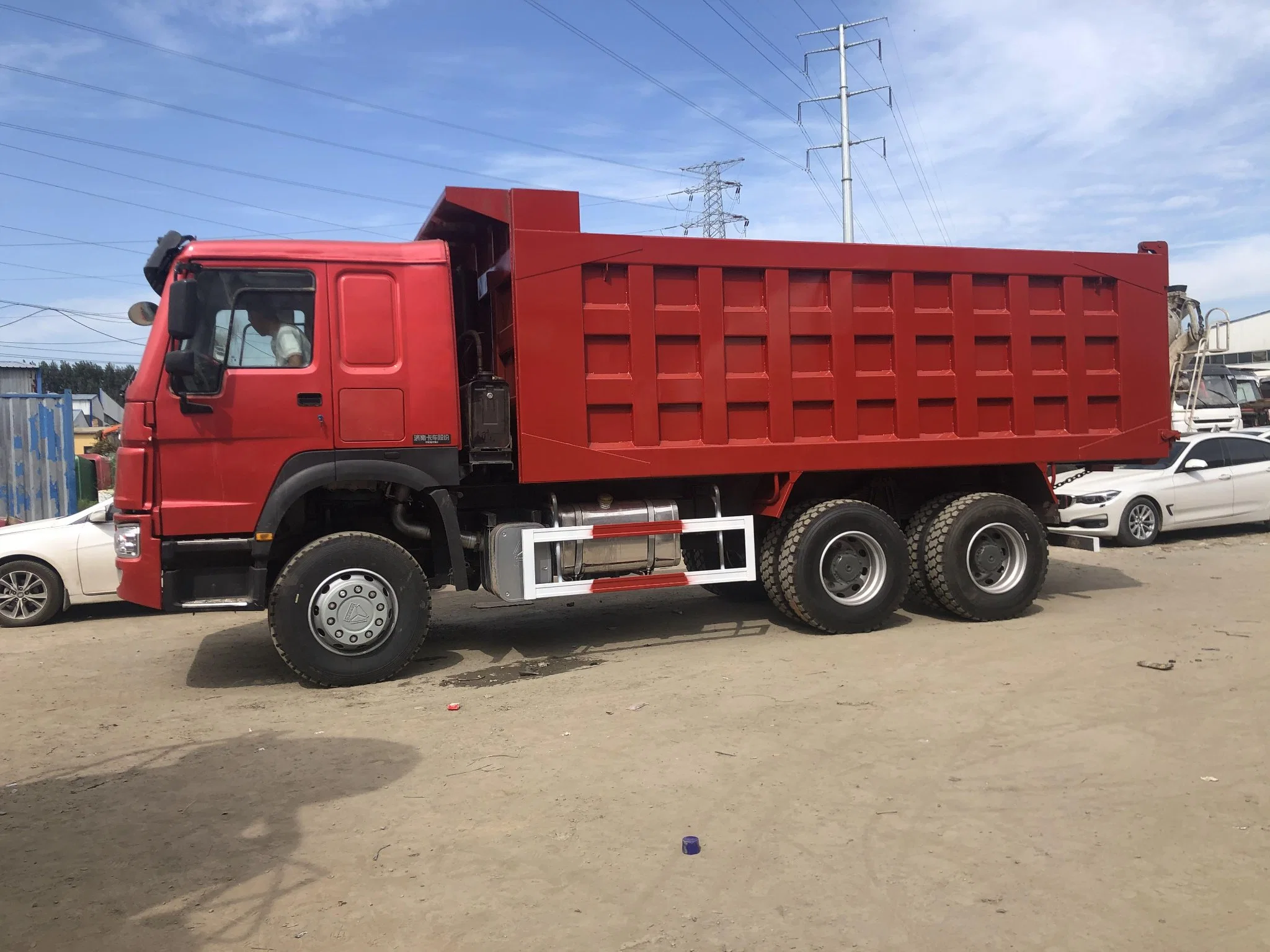 Sinotruck HOWO usado Caminhão Basculante 371HP 35 Ton Capecity de carregamento de caminhões de Mineração Tipping Truck 10 pneus dianteiro 6X4 para o mercado africano