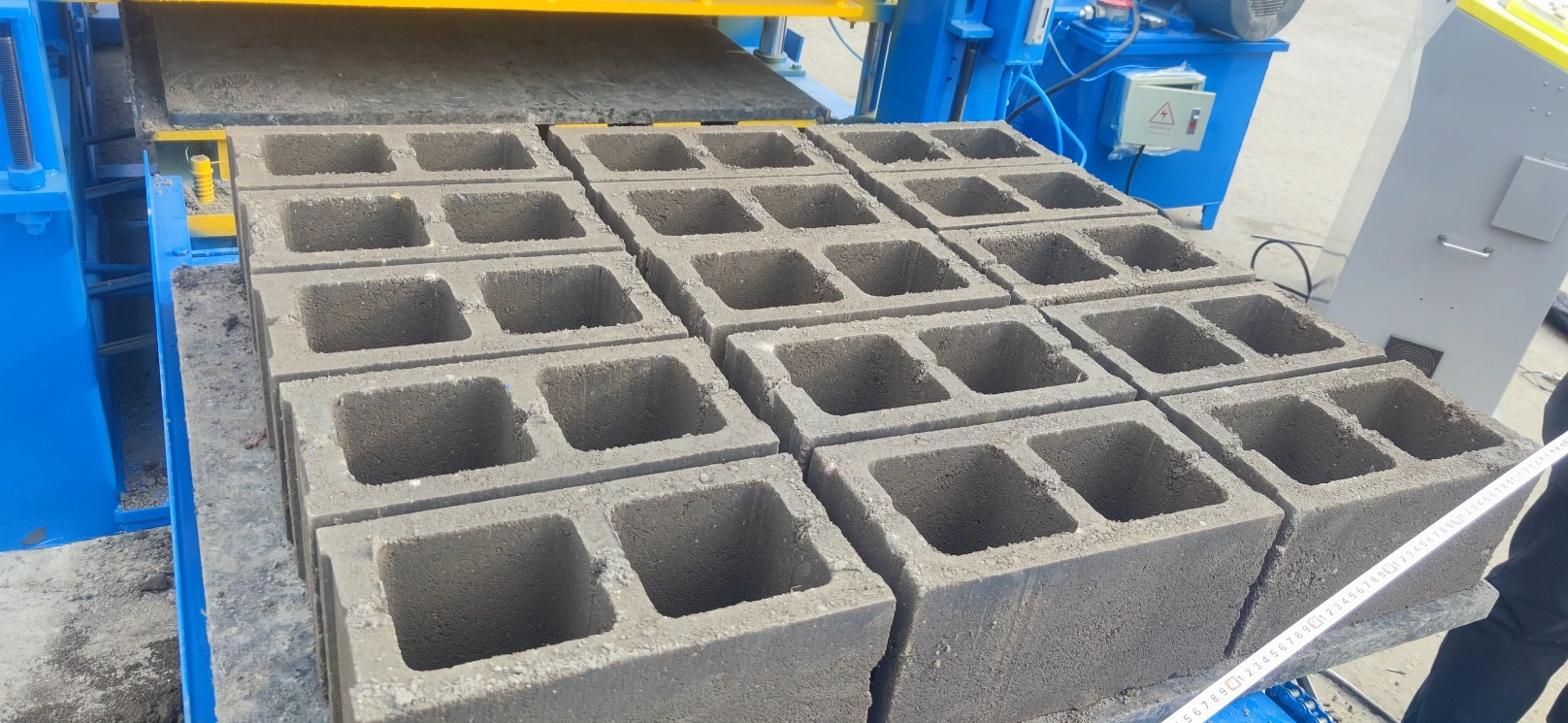 Huge Capacity Qt10-15 Concrete Kerbs/Hollow Block/Brick Making Machinery Paving Interlocking