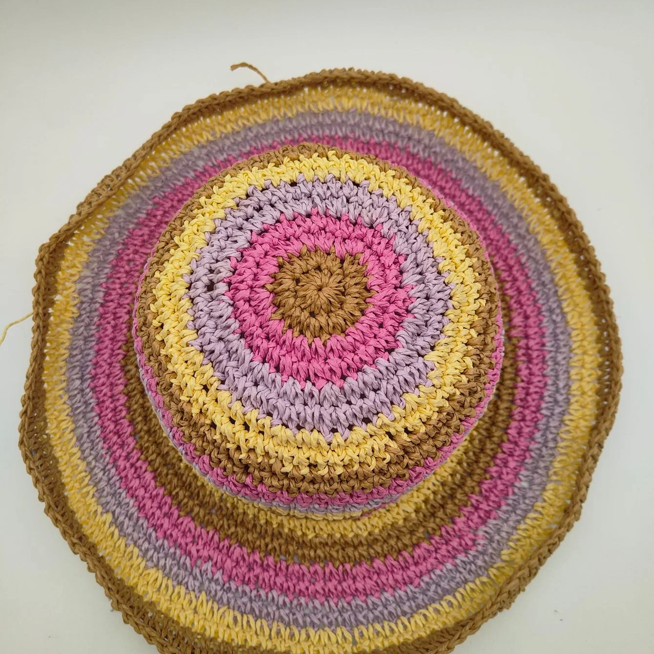 Le chapeau en paille fait main au crochet pour femmes est populaire en été.