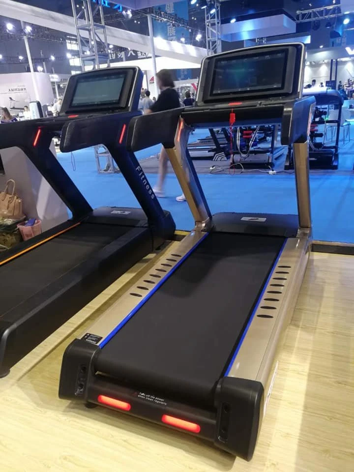 Esteira comercial curta máquina em funcionamento equipamentos de fitness no Ginásio Club