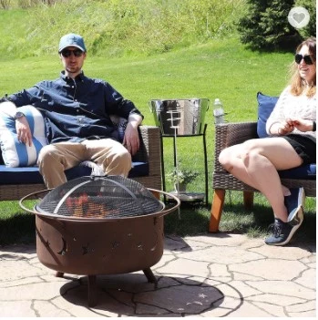 Chimenea en el patio trasero, fogata al aire libre con cubierta de polvo para altas temperaturas