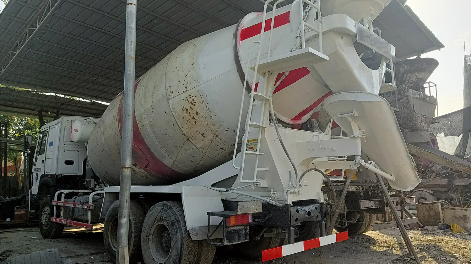 Véhicule complet pour camion à benne Shacman Delong F3000 mélangeur de transport lourd 6X4 Bétonnière chariot