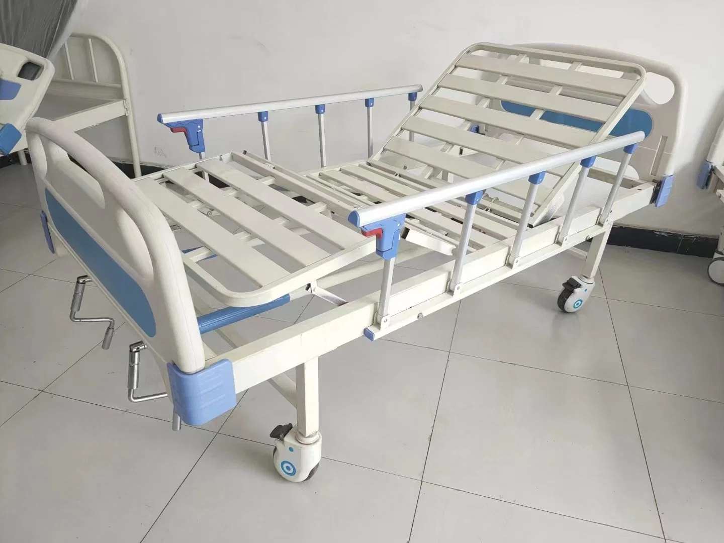 Cama de ABS de hospital con Barandilla, cama de dos rangos manual médico (PW-B01)