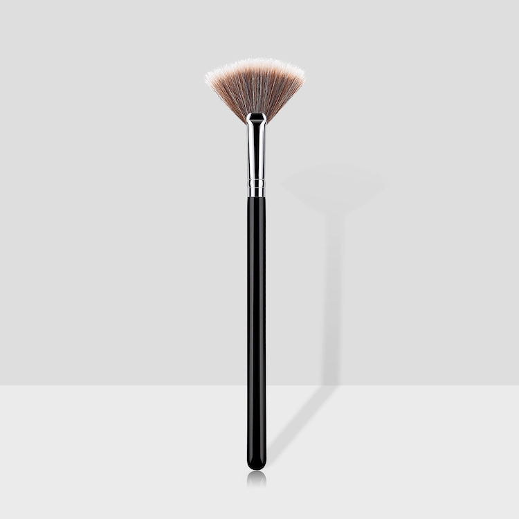 Small Highlight Fan Brush for Defined Areas and Lip Makeup