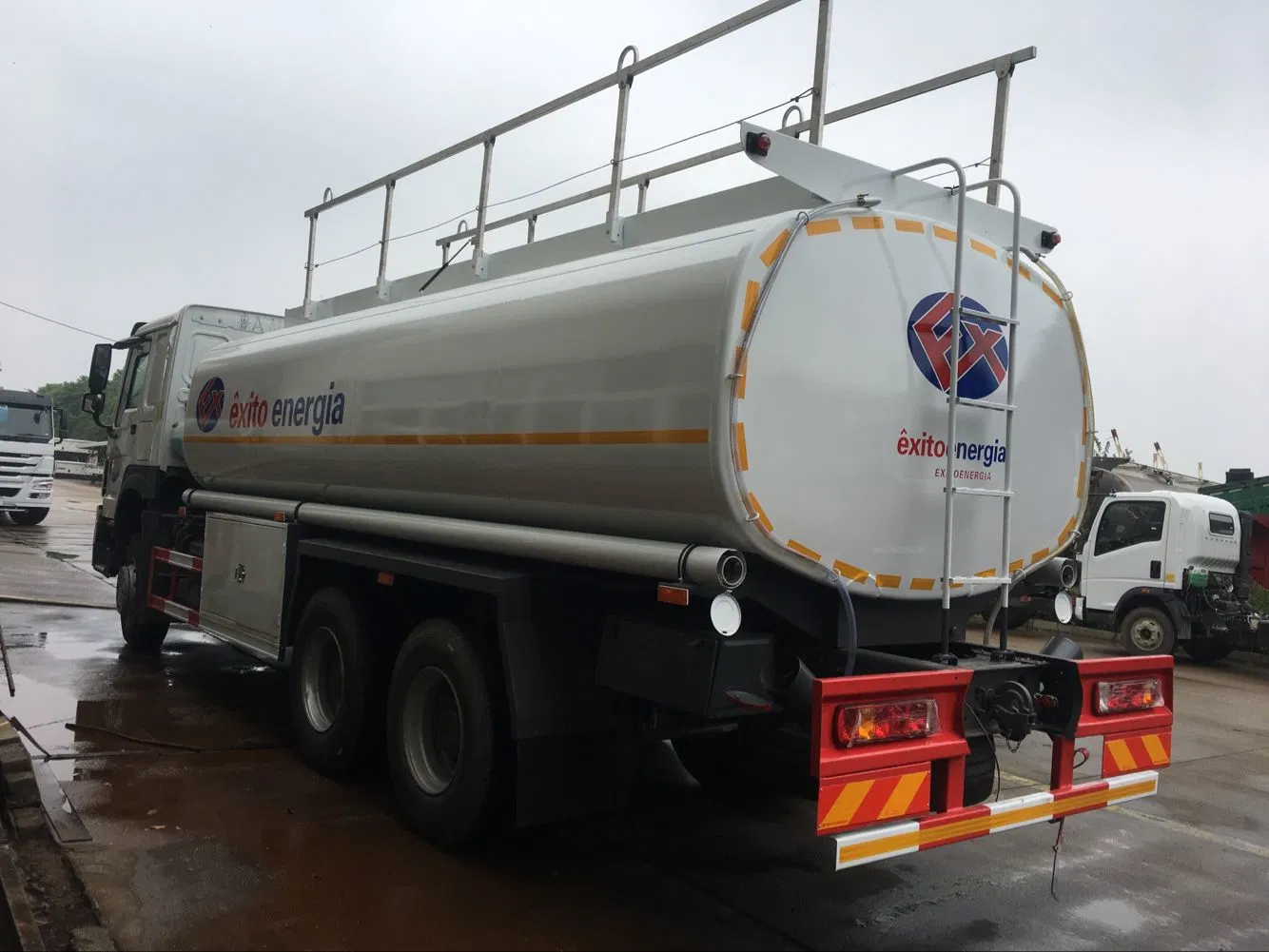 Factory Price Diesel Petrol Refueling Oil Transport Tanker Truck