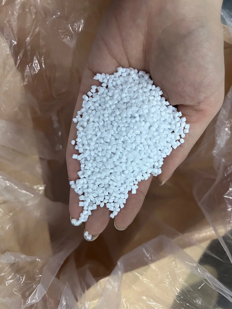 Granulés de plastique recyclés PET Chips PET résine PET grain PET Croustilles en forme de bouteille PET en granulés