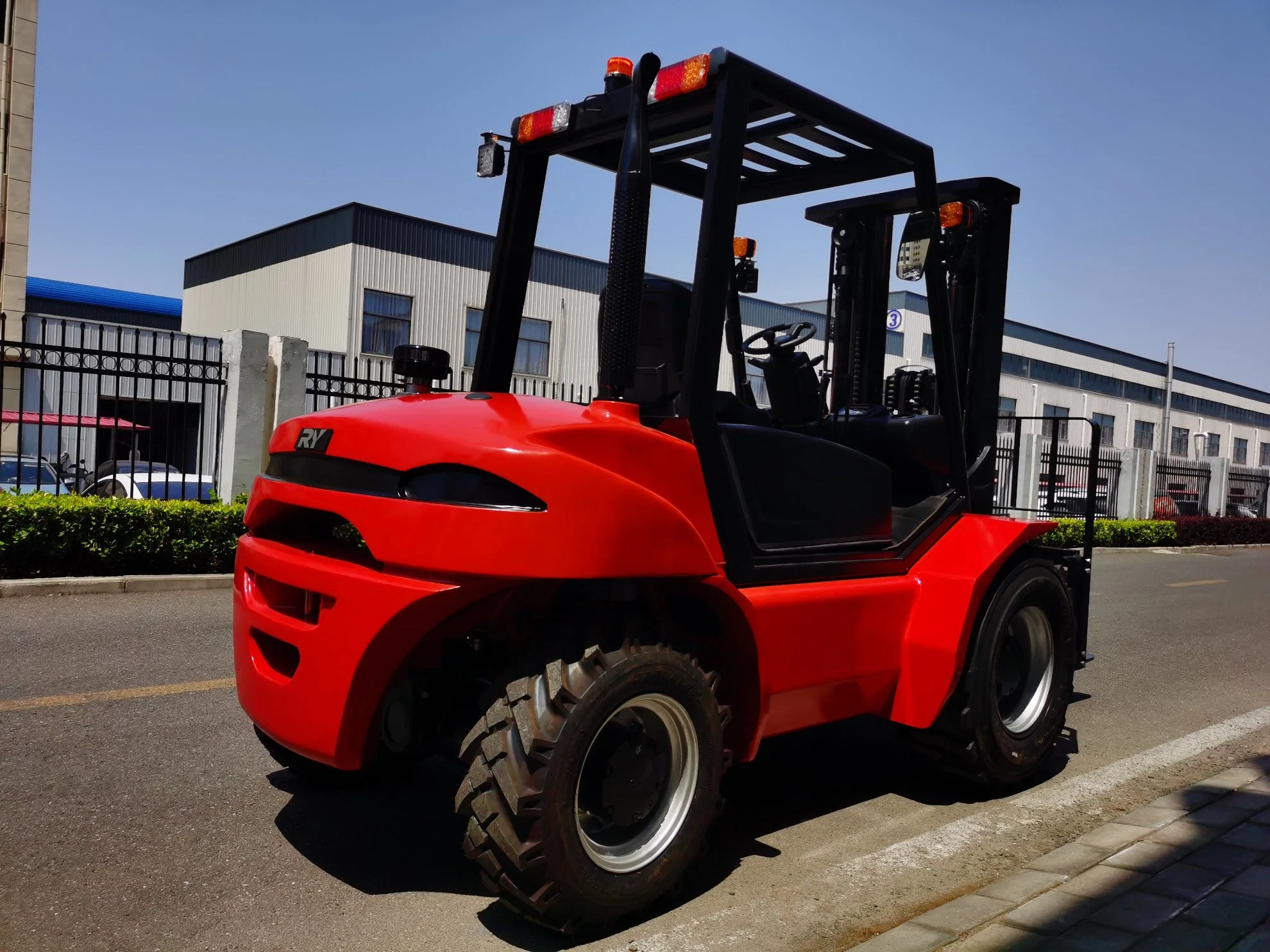 Royal Fast Delivery 3.5 Ton 5 Ton 10 Ton LPG Gas Fork Lift Truck Diesel Rough Terrain Electric Forklift with Nissan Engine