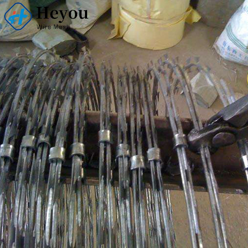China Export Aço inoxidável / imersão a quente galvanizou concertina Razor Spiral Cross Preço do fio de lâmina para vedação