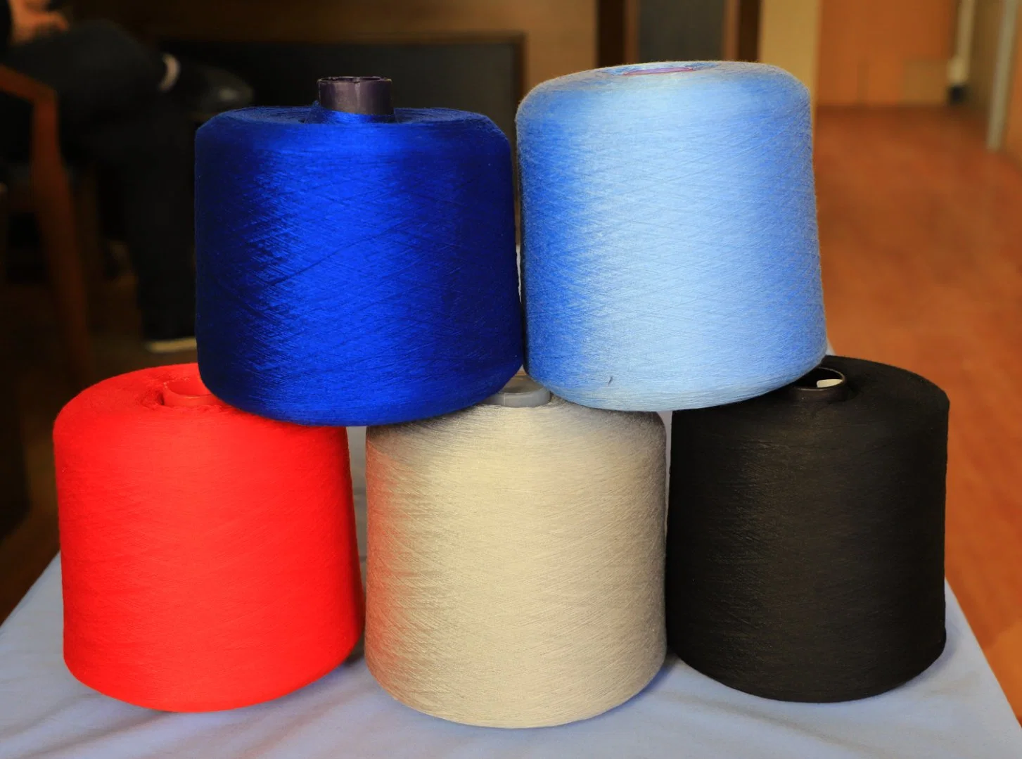 Individuelle Farbe gesponnen Polyester Farbe Garn Recycling mit GRS für Socken