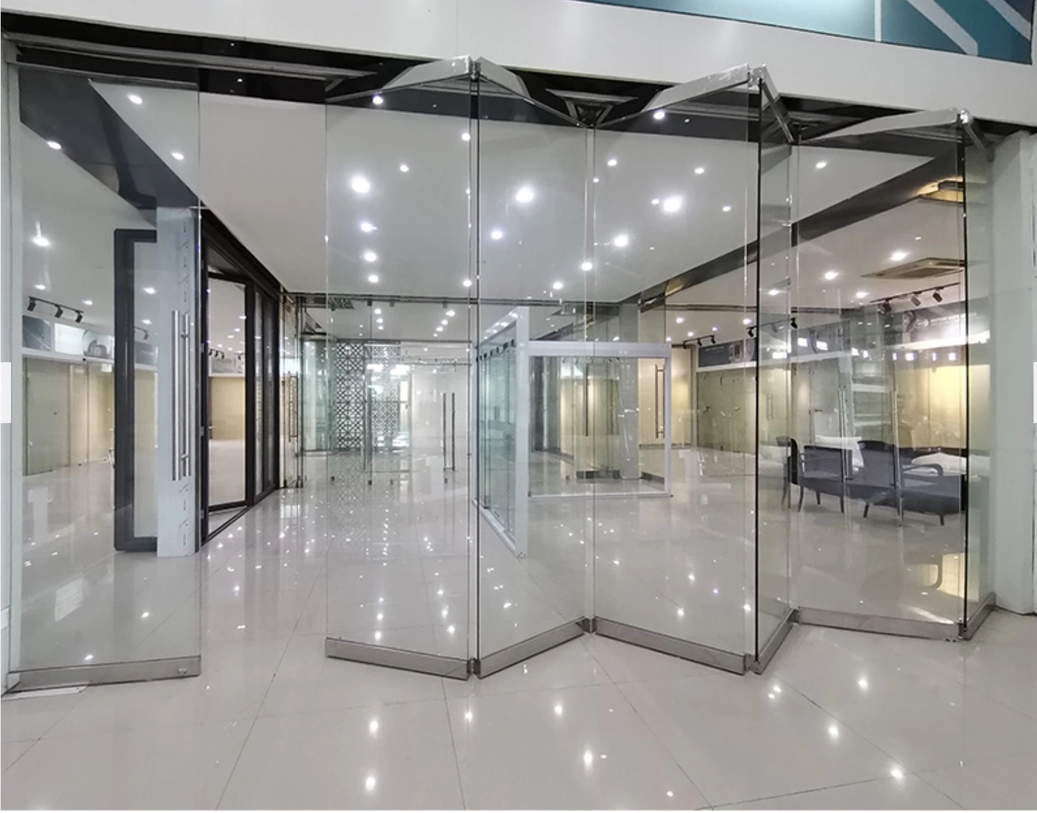 Shopping Mall Meeting Room Interior Bi Fold Glass Folding Office Partition