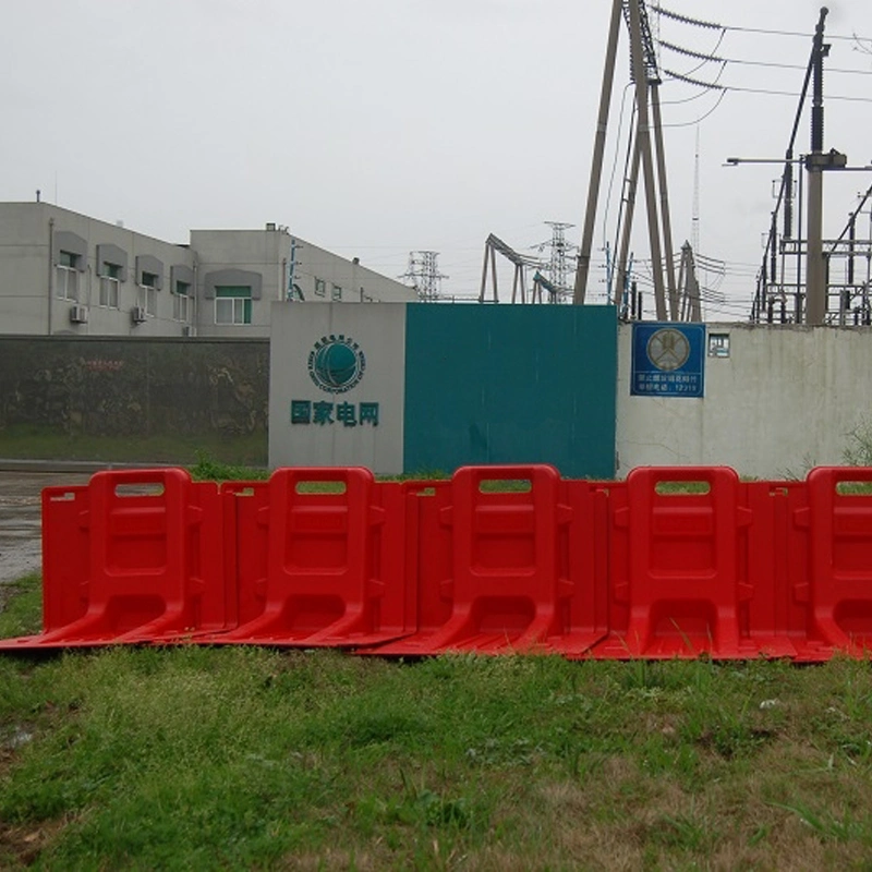 Barrera de protección de inundación puerta Puerta agua estancada en carretera.