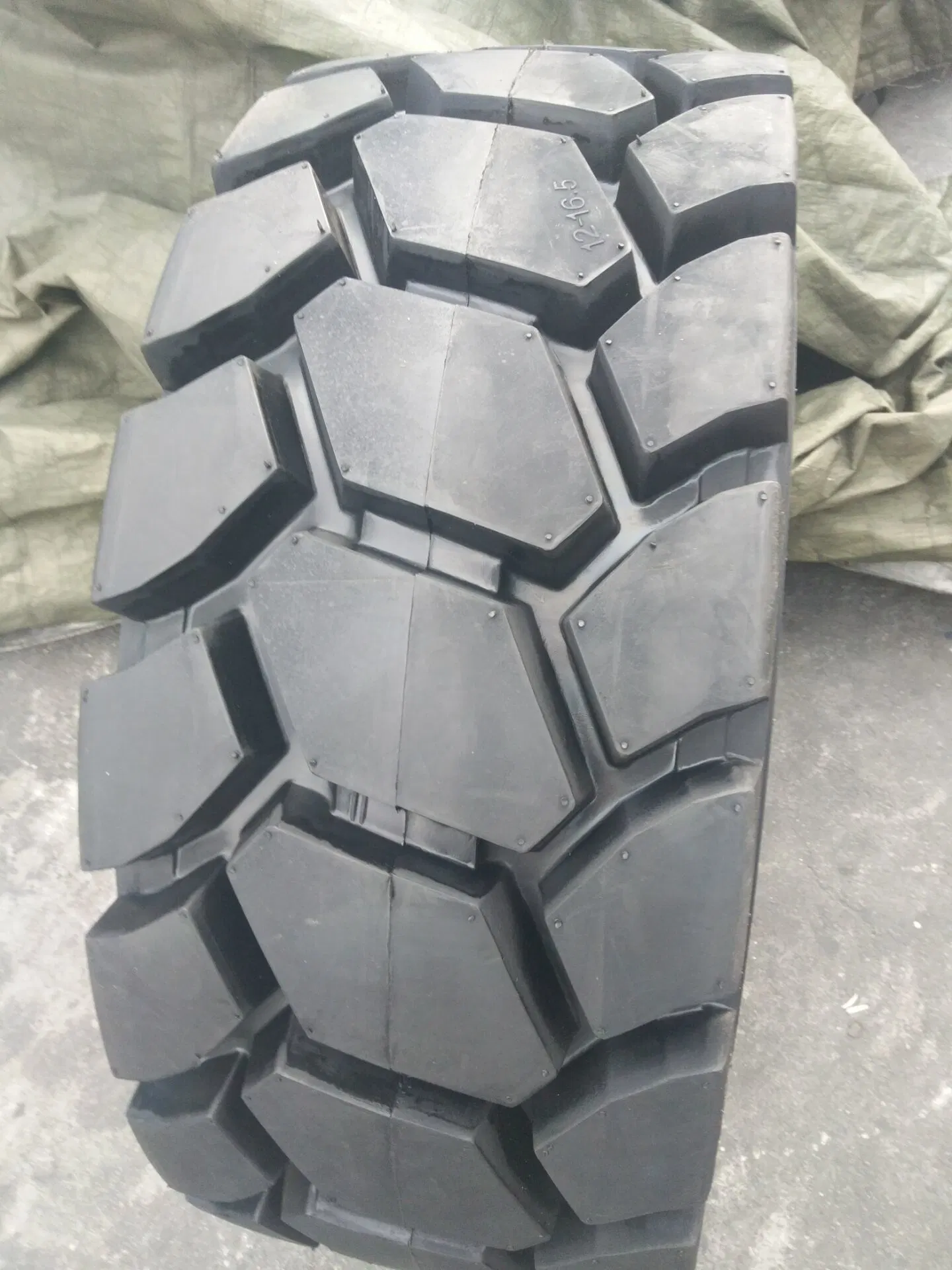 10-16.5 12-16.5 14-17.5 15-19.5 Bias Nylon Sks-4 Pattern L5 Tyre Industrial Tyre