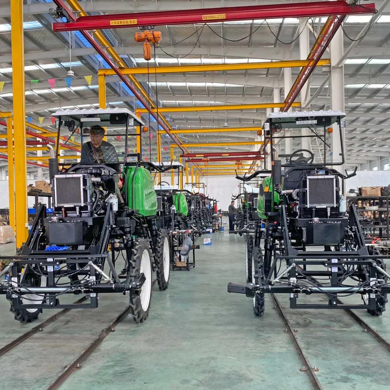 Tracteur sur pneus agricole chinois haute capacité 700 l à haut rendement Pulvérisateur à flèche monté pulvérisateurs agricoles automoteurs pulvérisateur à flèche UTV