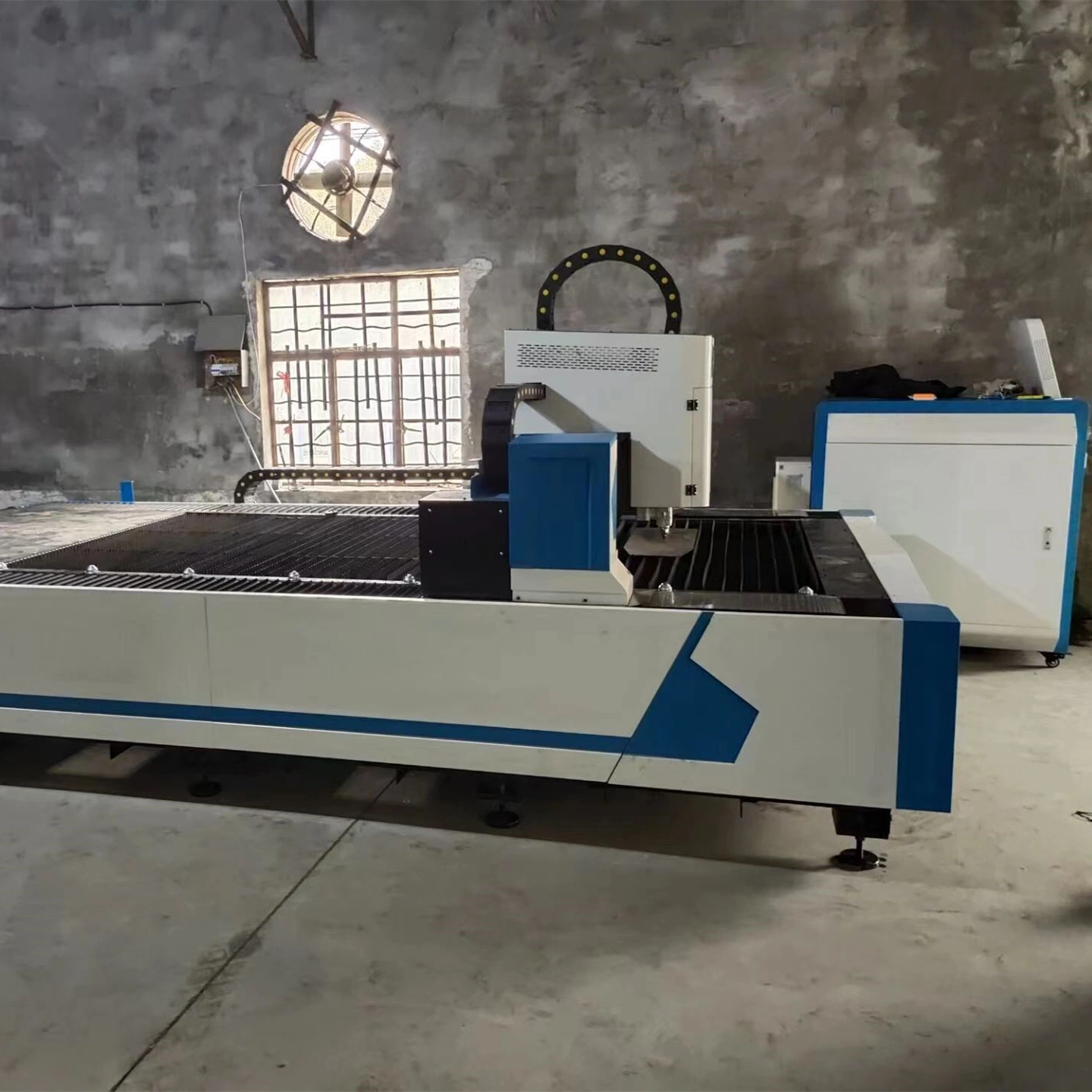 Large Size Sheet Metal Laser Cutter Single Bed CNC Fiber Laser Cutting Machine Price with Rotary Device