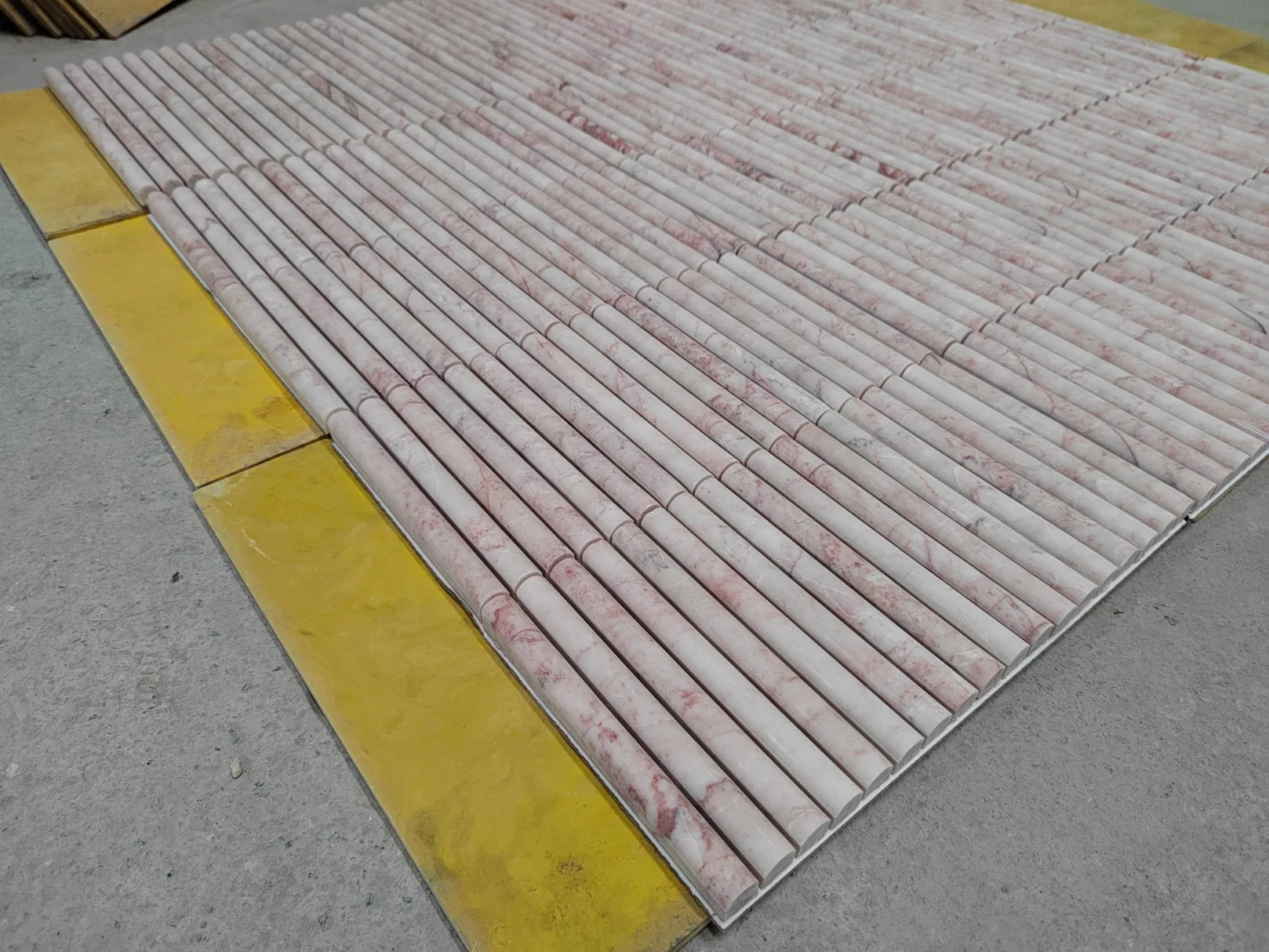 Baldosas de mármol ondulado de piedra de fondo pared Crema Mosaico rosa Baldosas acanaladas