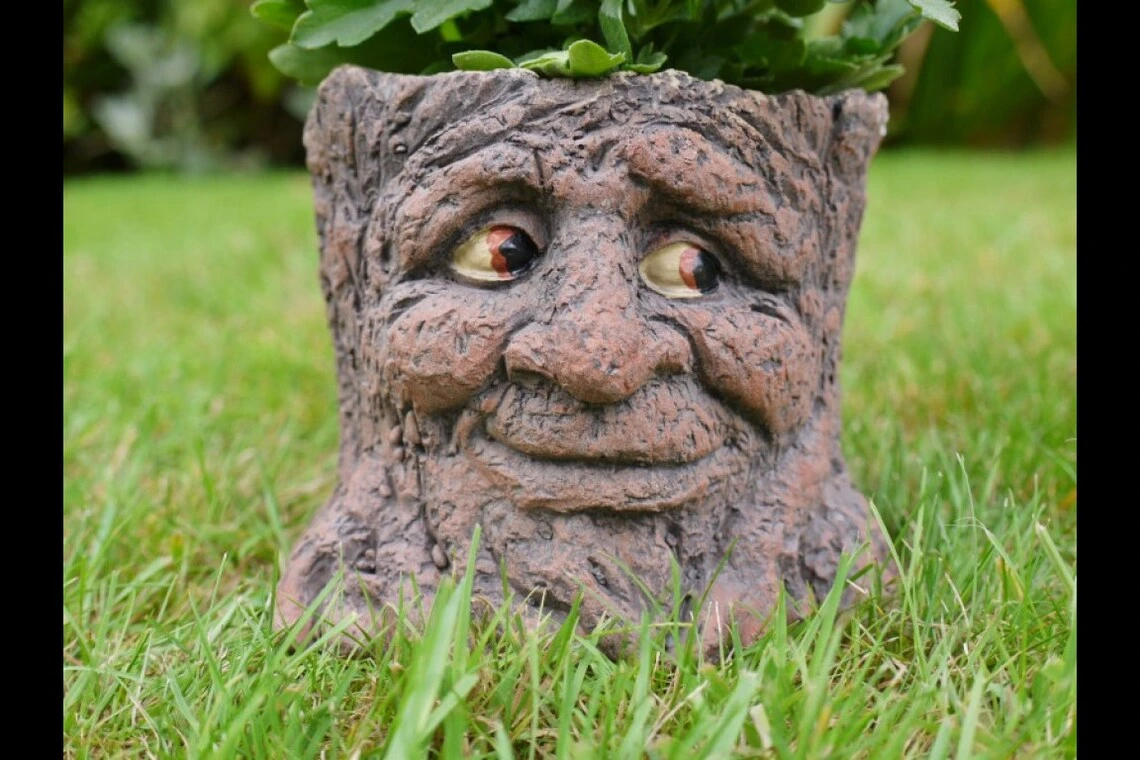 Enchanted Tree Stump face à l'homme jardin en bois de semoir effet pot de fleur Tree Trunk le semoir