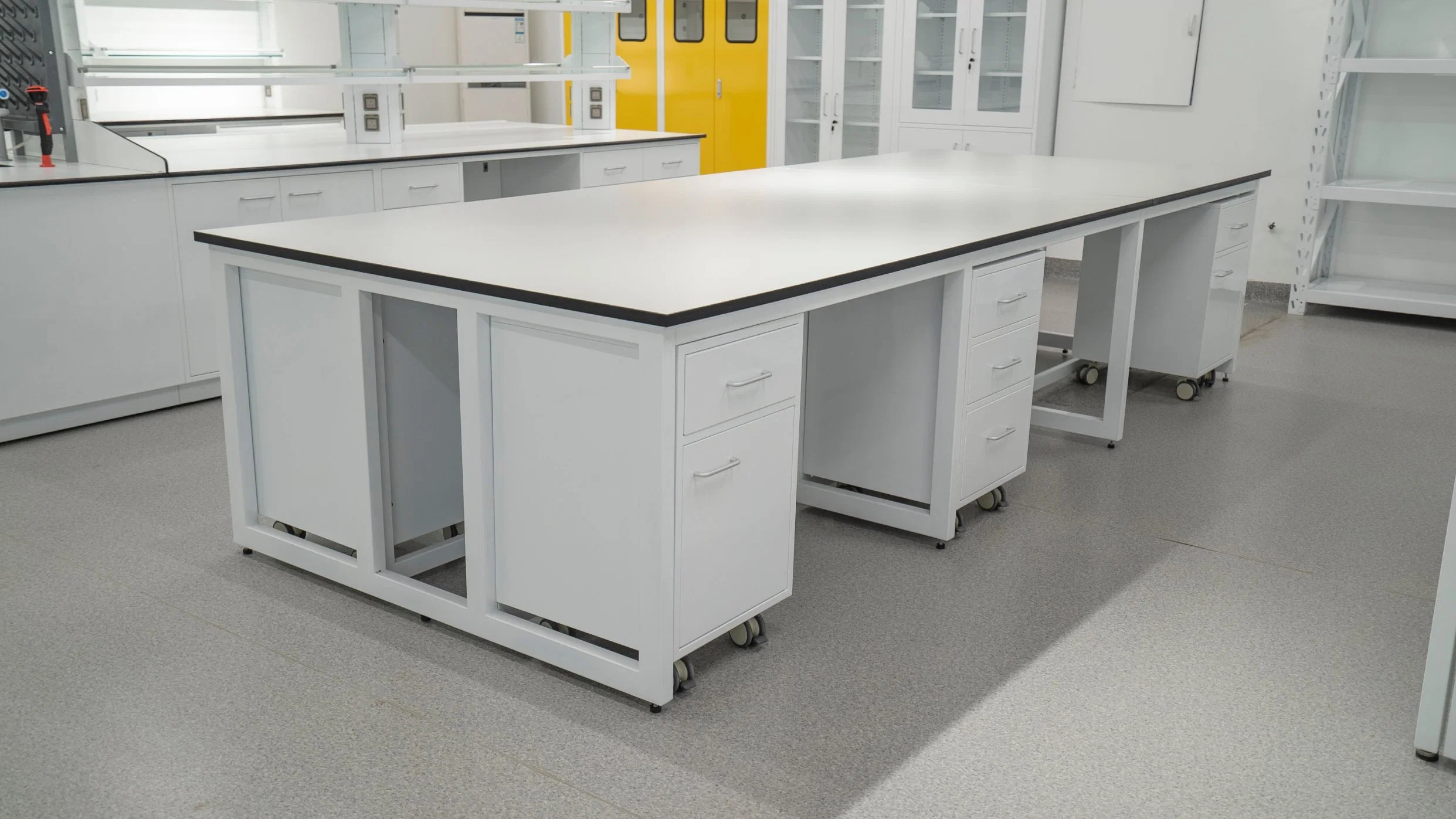 Prix de gros bon marché Mobilier de laboratoire informatique scolaire durable Banc mural modulaire H Cadre Îlot chimique de mobilier de laboratoire avec roulettes.