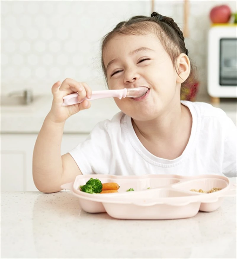 Nuevo diseño para niños Una cuchara de silicona de grado alimentario de Entrenamiento Conjunto de utensilios de cocina