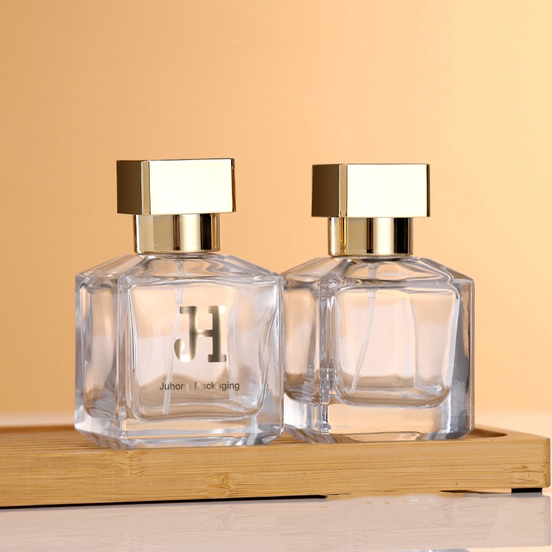 Ensemble de bouteilles de parfum classiques en verre avec capuchon et vaporisateur en alliage de zinc métallique et plastique.