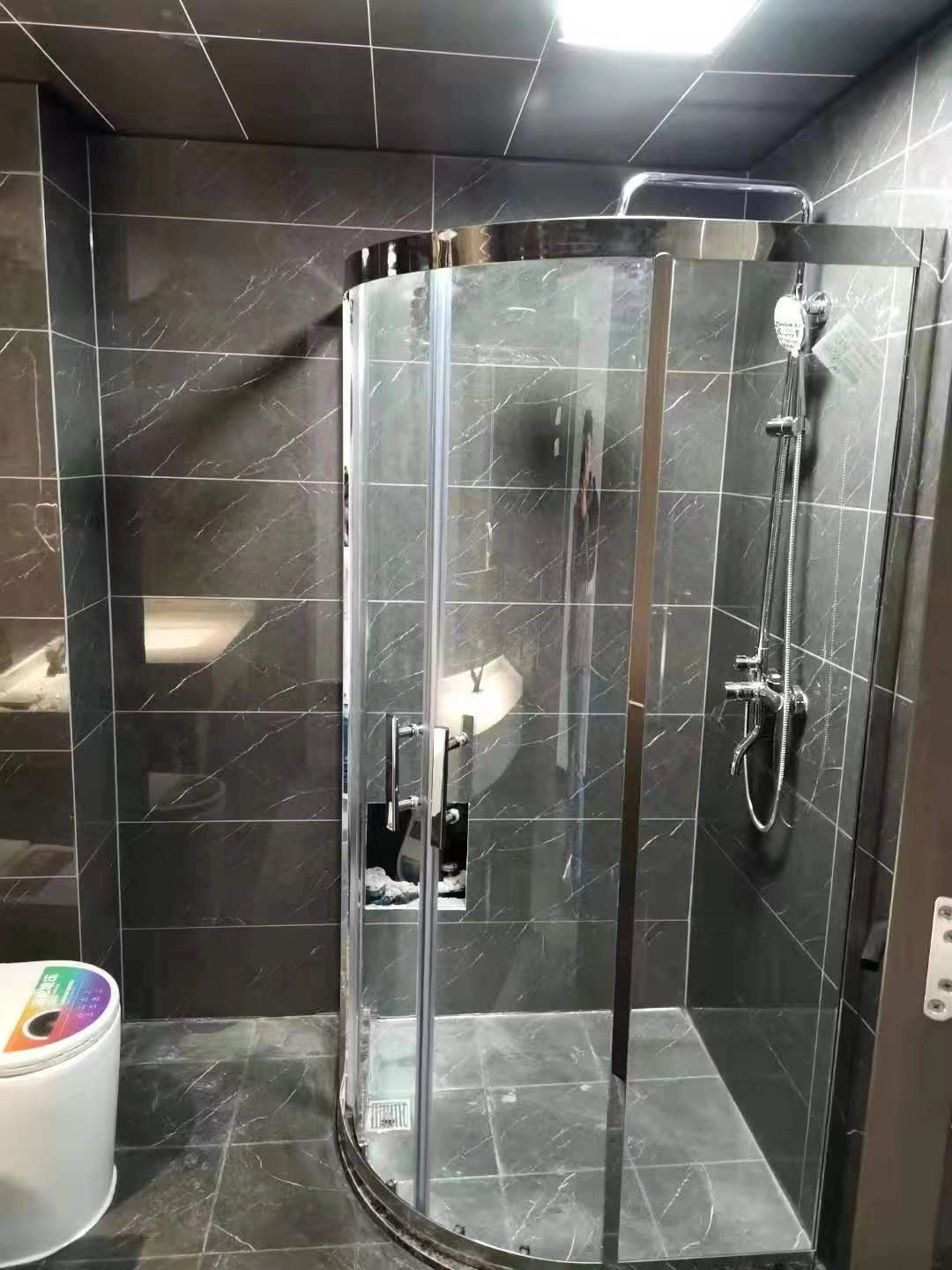 Qian Yan Meilleure cabine de douche haut de gamme Chine Prime Luxe Bain Salle de douche complète Usine Échantillon disponible Gagner de l'espace Acier inoxydable Salle de douche de luxe.