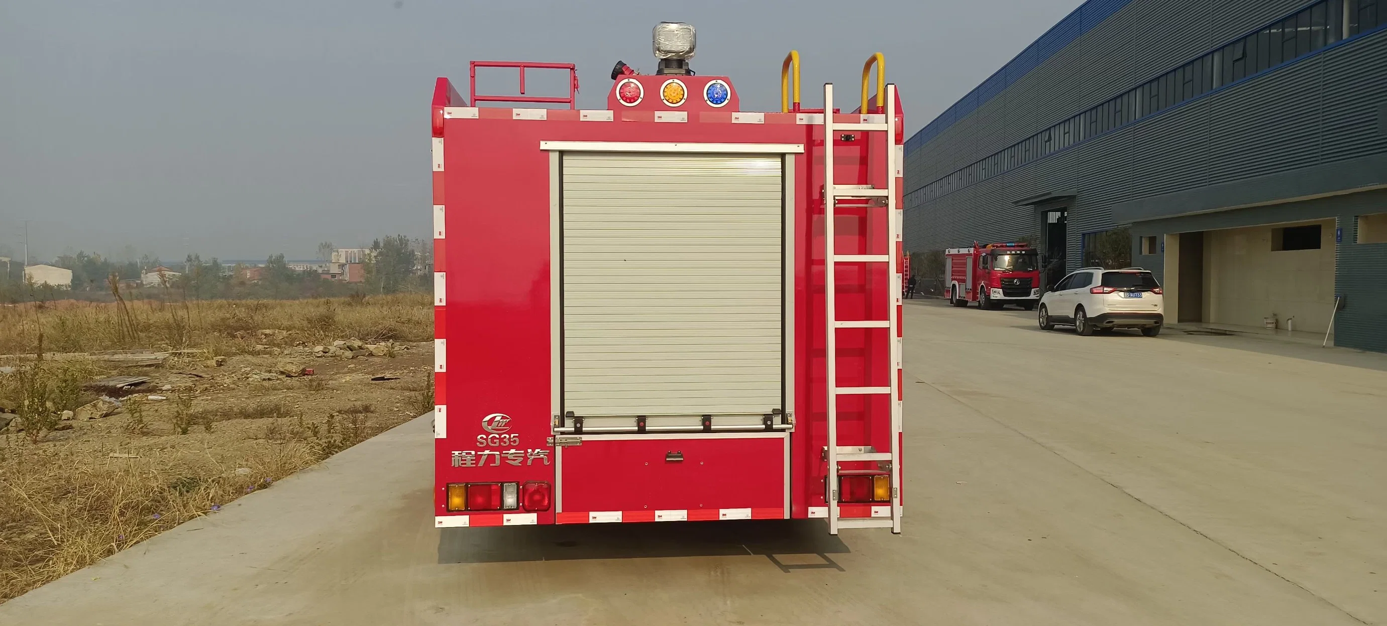 Japen Brand Fooball Fire Fire Truck 5000L شاحنة خاصة ذات جودة عالية مع معدات إطفاء الحريق سعة 8000L