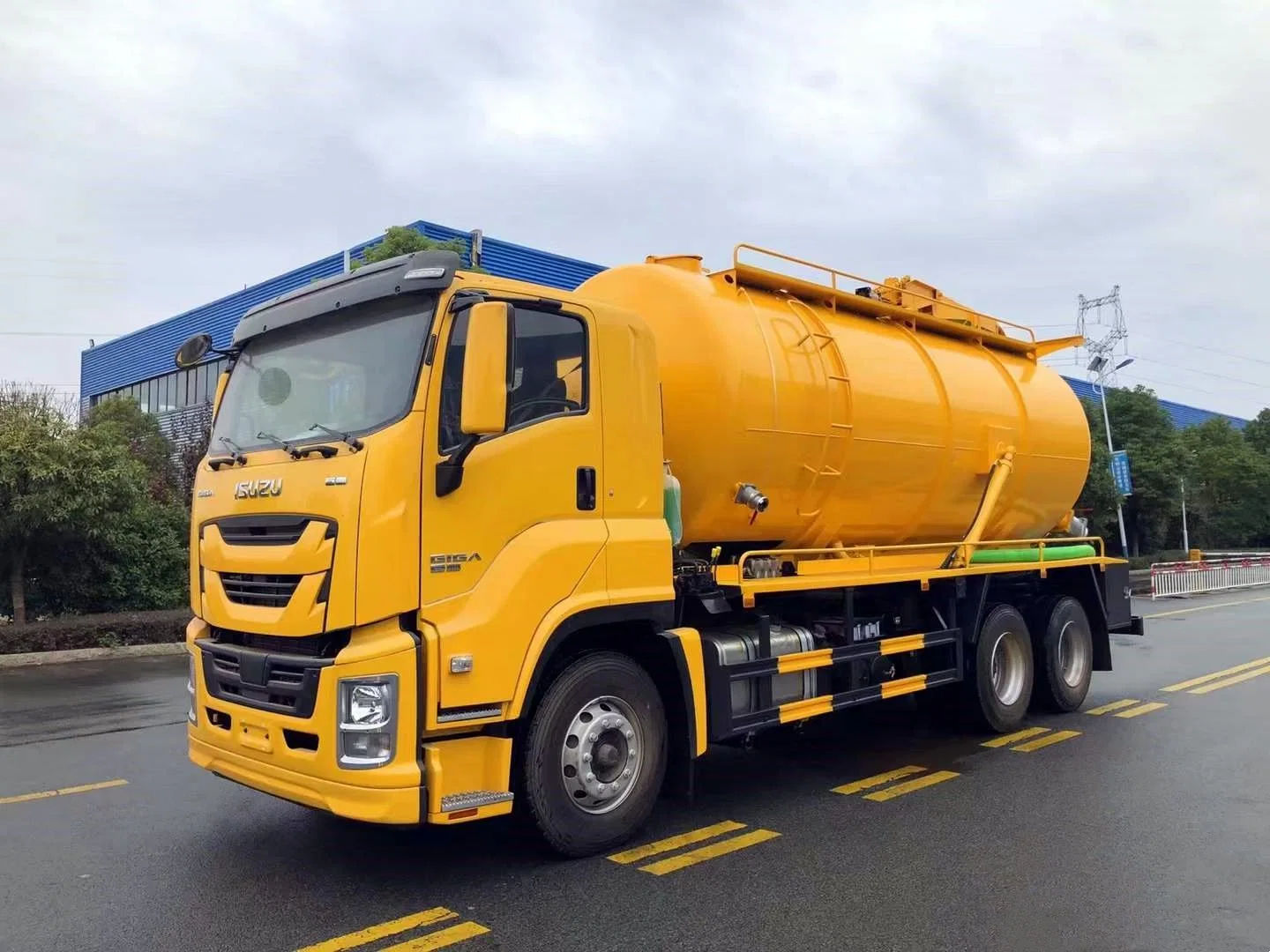 Iisuzu 6X4 Giga Airport Commuter Strong Suction Vehicle Sewage Fecal Suction Truck