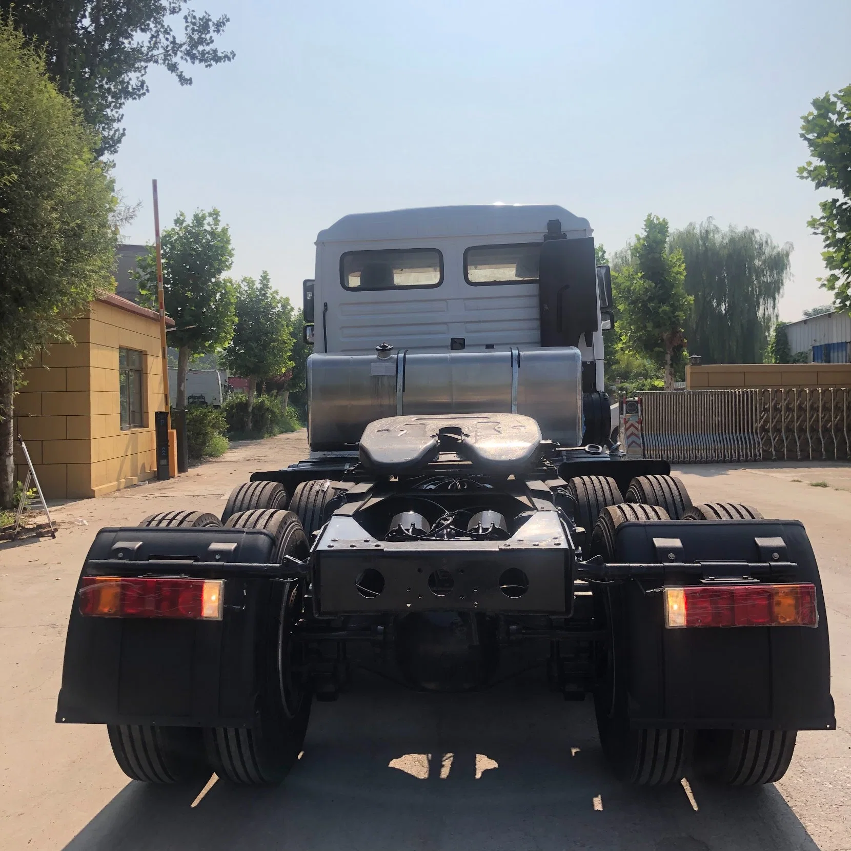 Used Shacman Tractor Truck 430HP 6X4 Used Truck Head Euro 4 Weichai Engine 6*4 Chinese Tractors Trucks for Sale