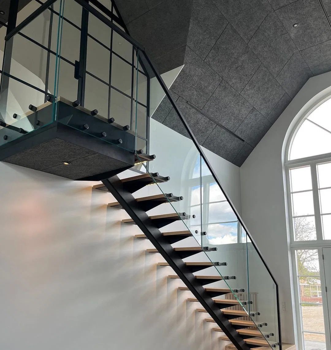 Escalier flottant droit en bois massif intérieur moderne avec rampe en verre trempé Prix