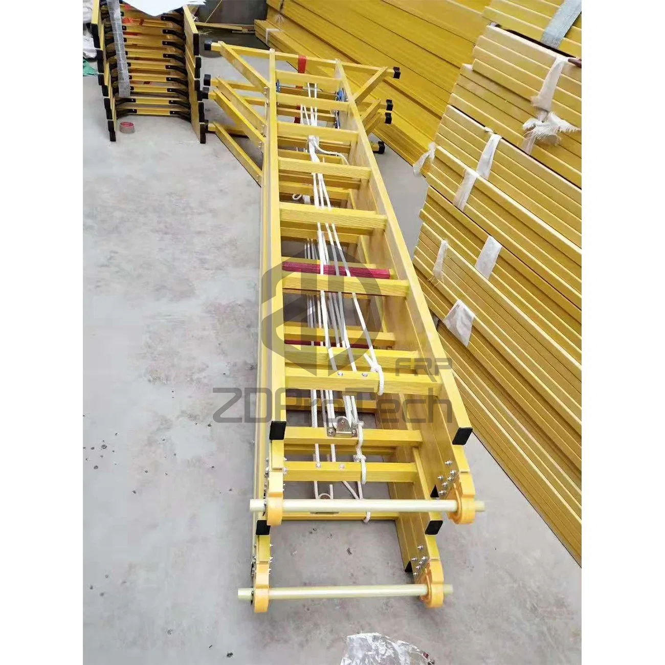 Factory Wholesale Customizable 3m-12m Fiberglass Extension Step Ladder with Handrail for Electric Power Maintenance.