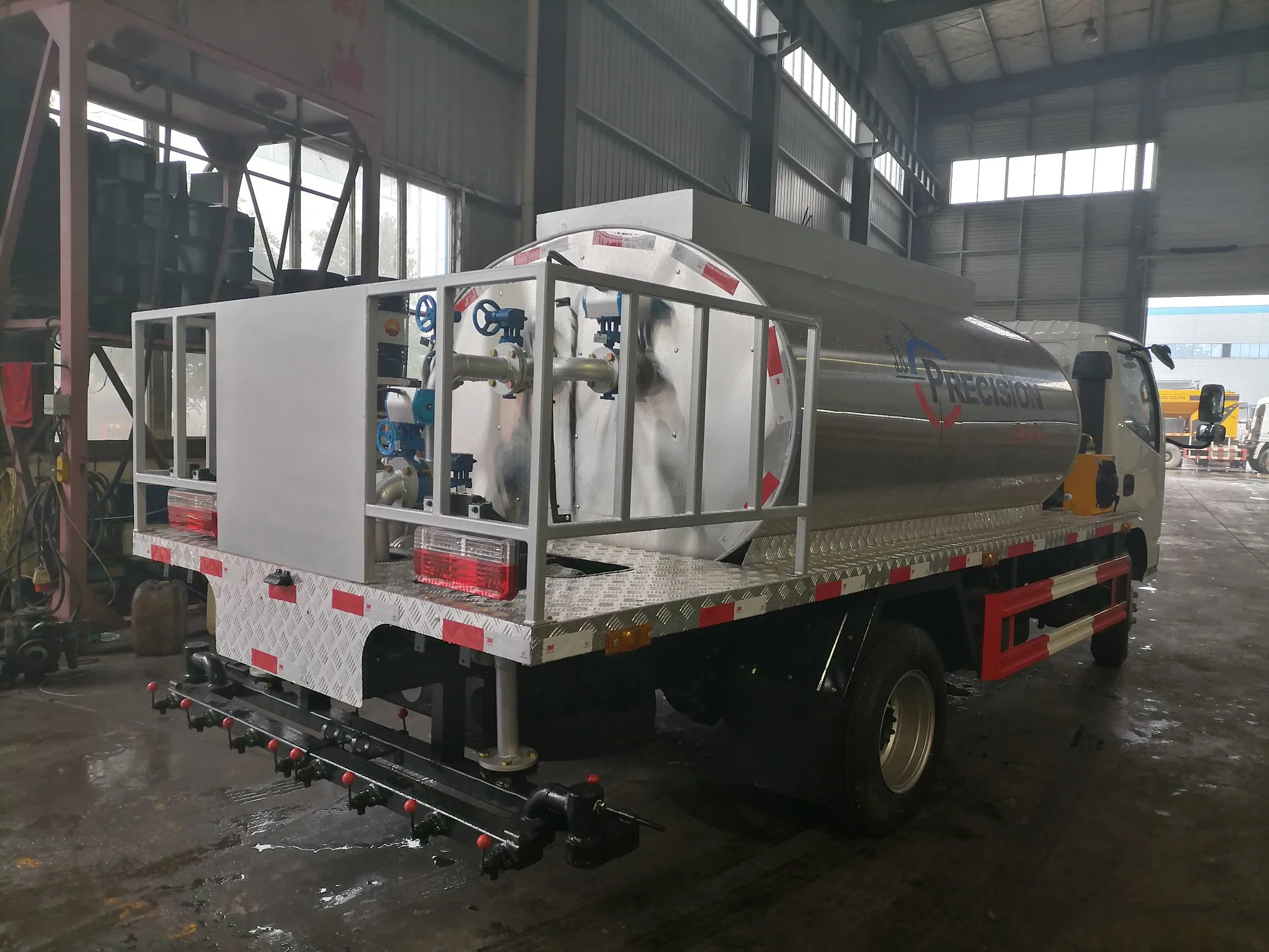 Dongfeng DFAC 6000liter Hydraulic Pump Asphalt Truck for Road Surface Maintenance