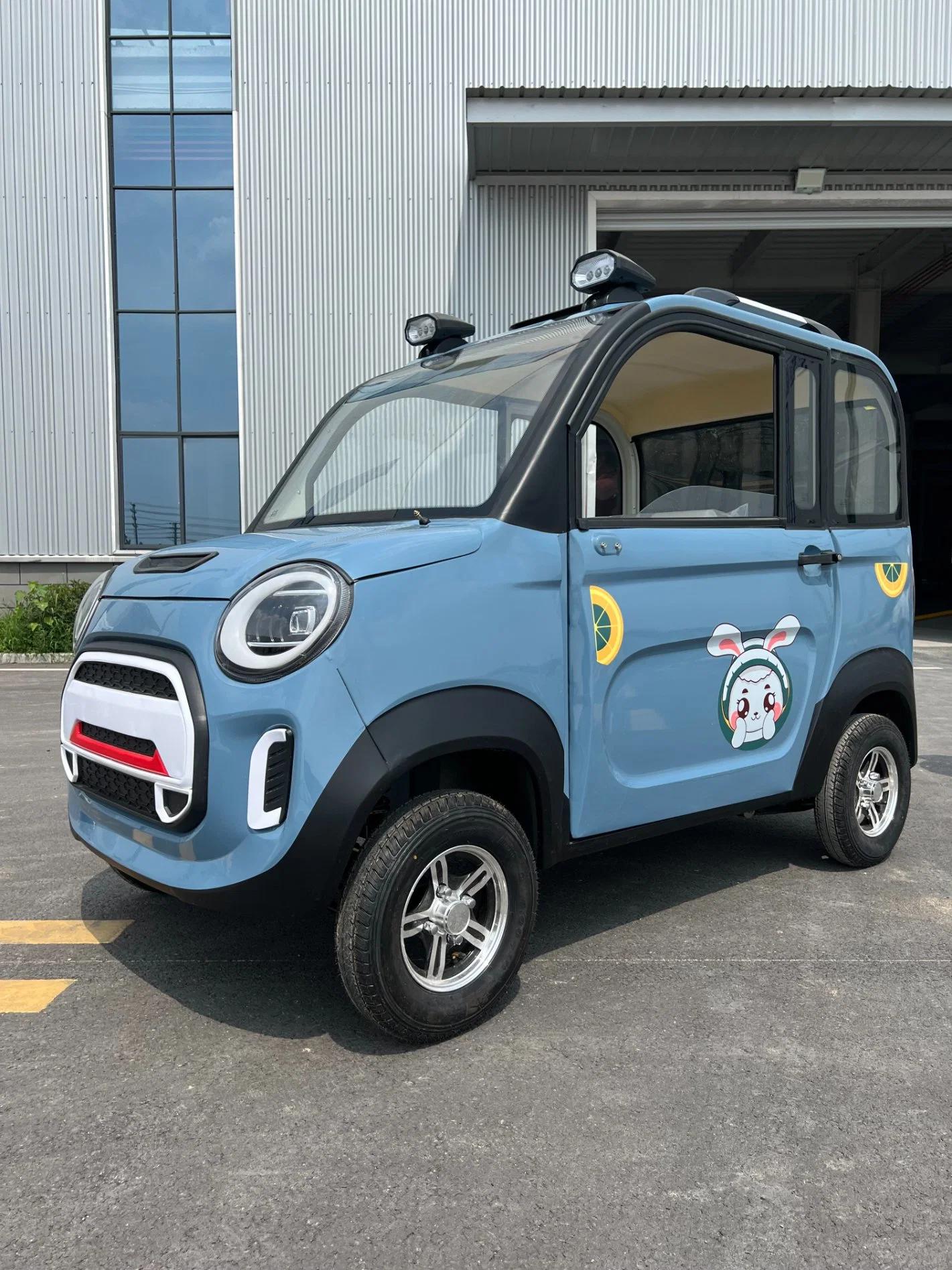 Personnalisation en usine Prix bon marché fermé 2 portes 4 roues avec Petite voiture électrique Dandle Bar.