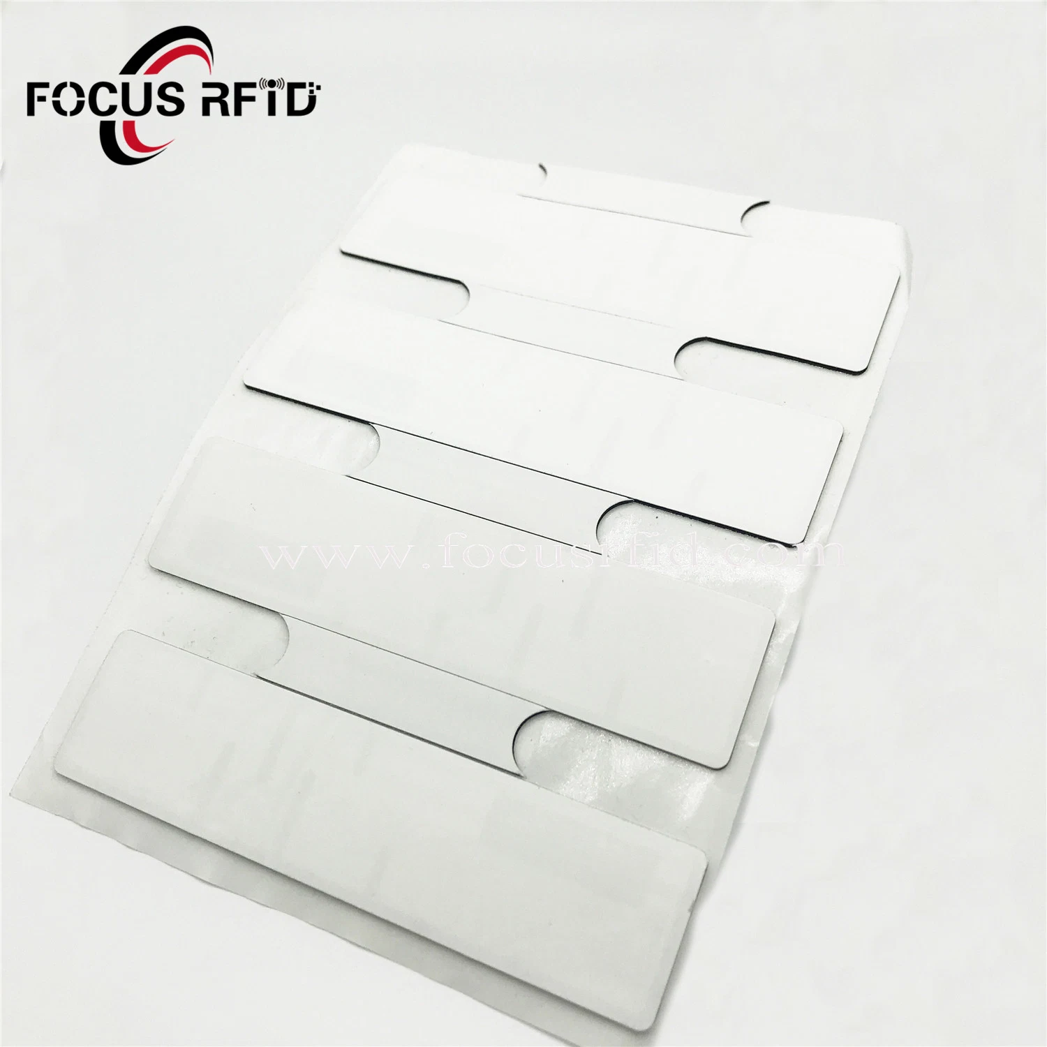 Étiquette RFID UHF flexible anti-métal pour les bouteilles métalliques et le suivi des actifs informatiques.