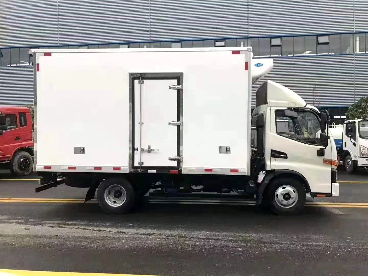 Clw Medium Refrigerator Truck, Refrigerator Van Truck for Frozen Food Delivery