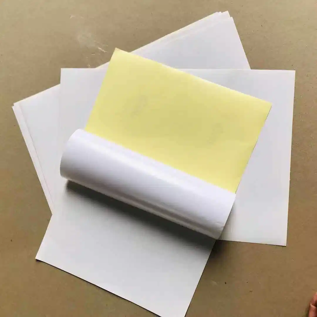 La parte superior de un tamaño personalizado recubierto de papel adhesivo autoadhesivo brillante Semi térmica directa de la etiqueta etiqueta Jumbo Roll