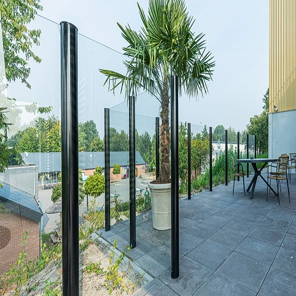 Utilisation extérieure. Clôture de piscine en verre trempé transparent et fumé de 6 mm sur poteau en aluminium pour terrasse et jardin.