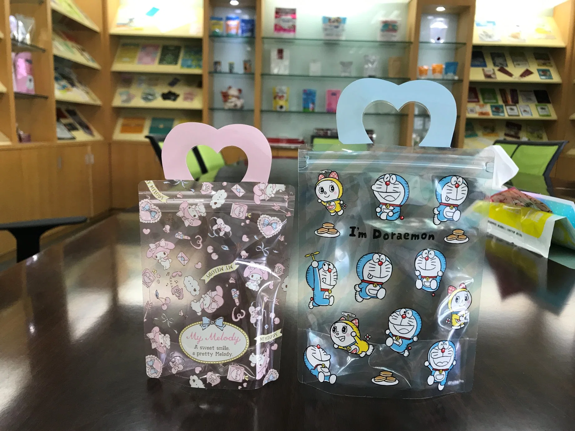 Custom Cartoon Fashion HDPE Handbags Packaging Bag for Packing Cosmetic with Handle