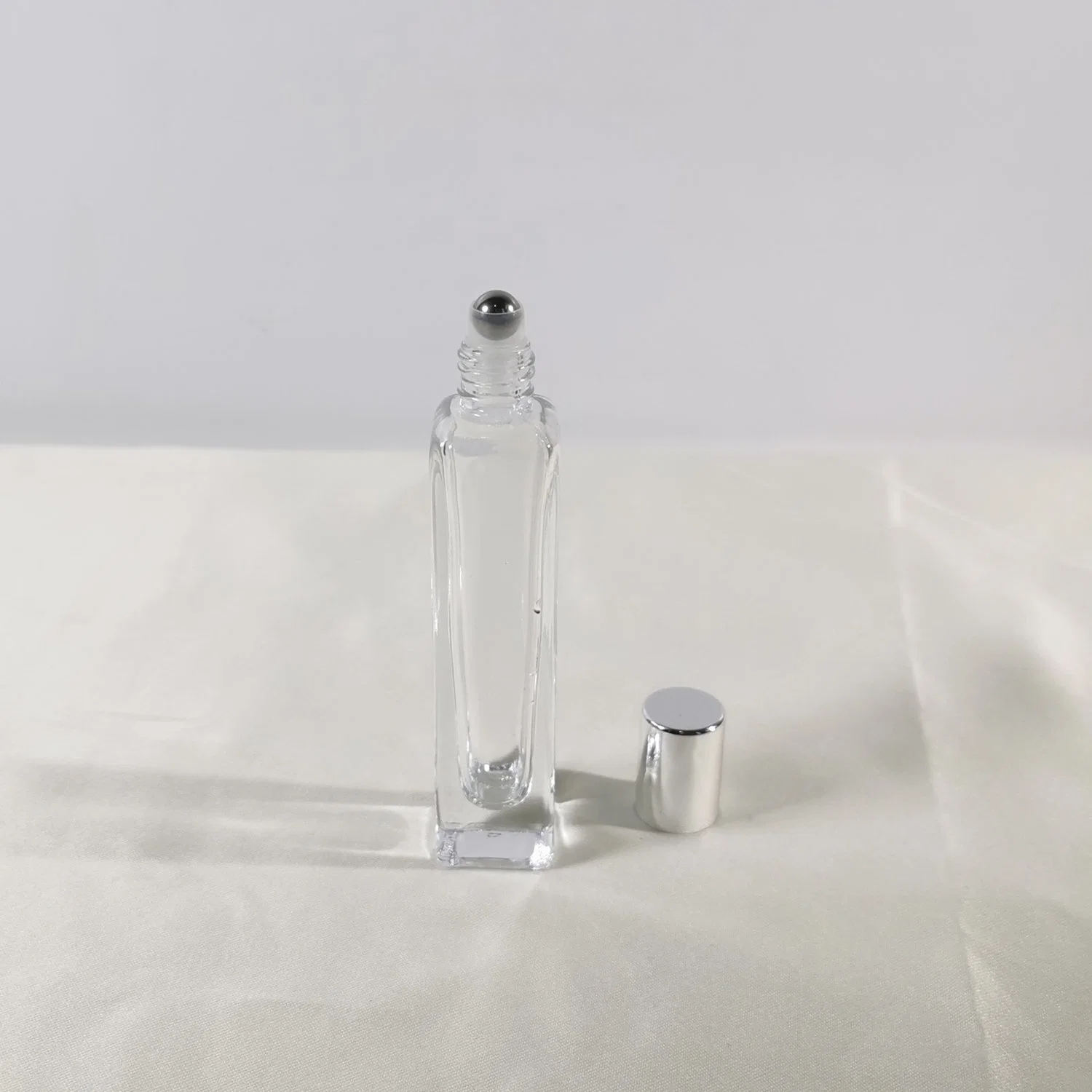 Leere quadratische Glasrolle auf Flasche mit Edelstahl Rollenkugel