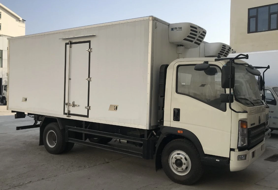 Sinotruk HOWO 5ton Refrigerated Freezer Refrigeration Small Refrigerator Van Box Truck for Meat and Fish