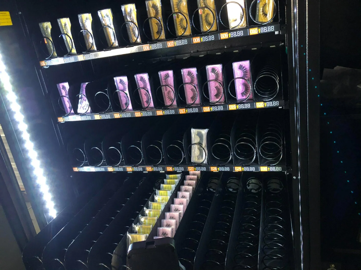 North America Large Capacity Beauty Supplies Lashes Vending Machine 24 Hours Self-Vending