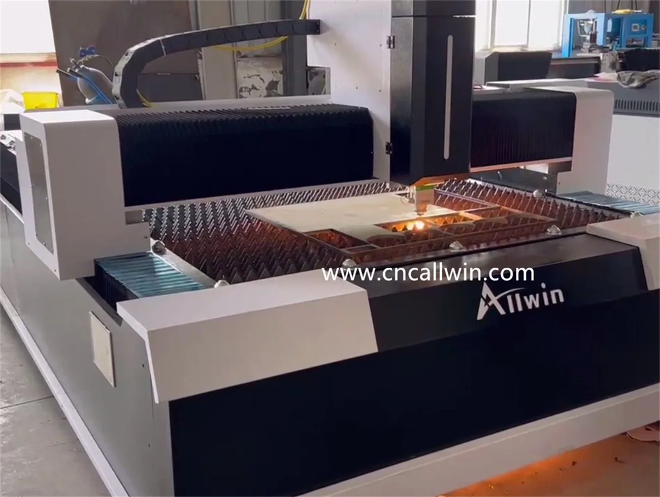 3015 1530 ماكينة قطع الليزري الليفية CNC المعدنية بقوة 1000 واط 4000W 6000W أنبوب أنبوب الليزر آلة قطع سعر الصلب ورقة