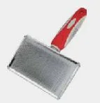 Brosse Kiss Slicker avec dents douces pour éliminer les nœuds et les emmêlements.