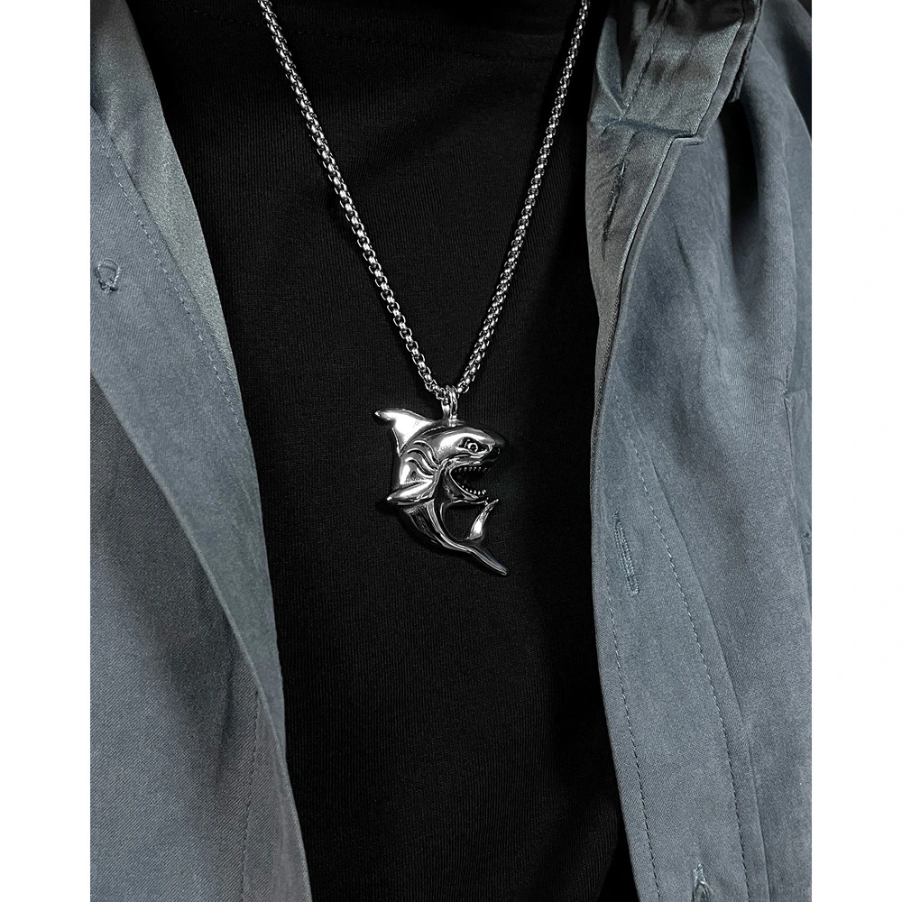 De nouveaux hommes d'acier Titane personnalisés's Necklace Trendy Men's street punk Poignée de commande des accessoires de requins de style Hip Hop Bijoux