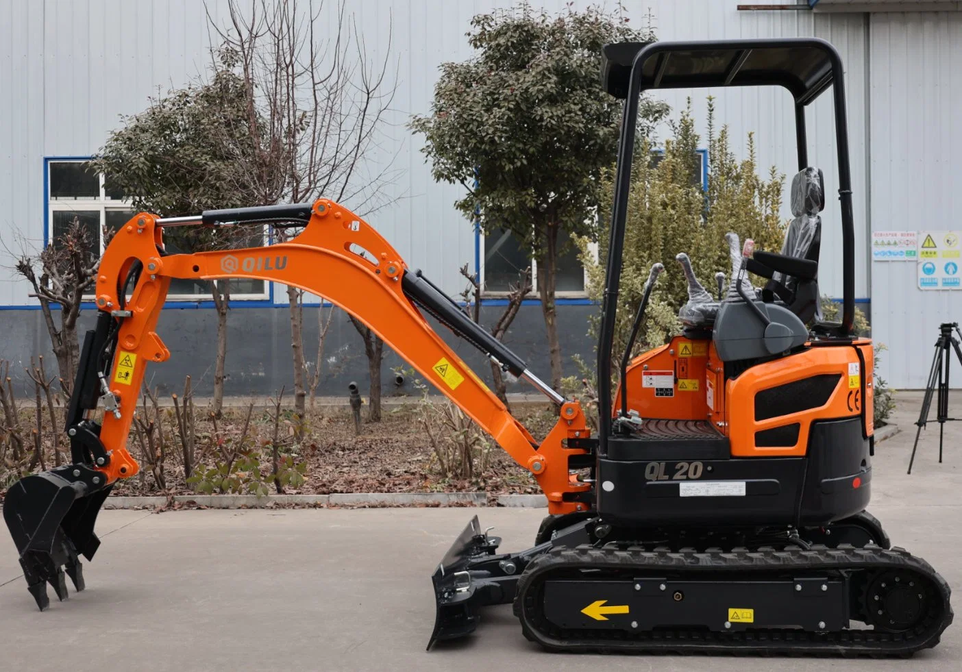 الحفار الهيدروليكي الصغير طراز Qilu Mini Construction Machinery بوزن 2 طن لمدة أوكازيون