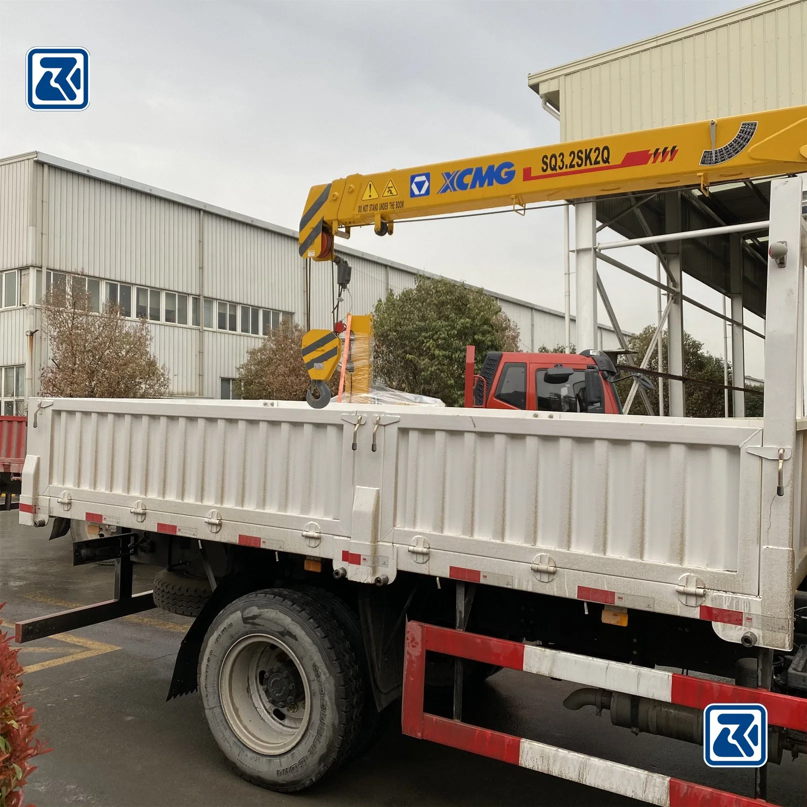 Sinotruk 4X2 Truck Mounted Crane 5 Tons Lifting Capacity