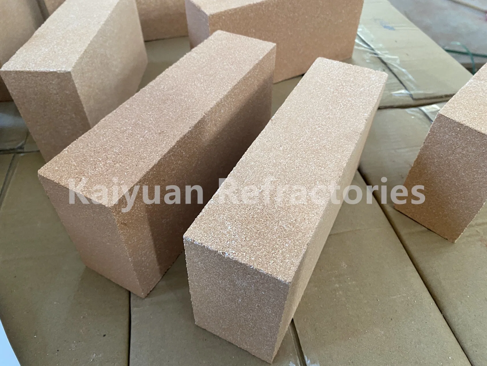 China Hersteller 18% Al203 Feuerclay Brick Bd 0,6g/cm Feuerfester Block Leichte Isolierung Feuer Ton Steine