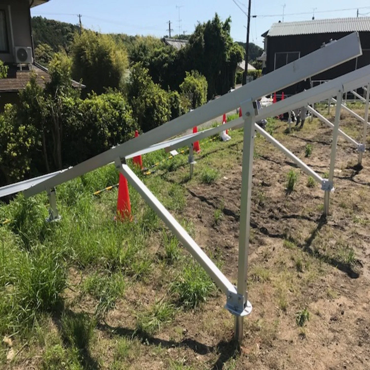 Panneaux solaires au sol en aluminium photovoltaïque avec support galvanisé à chaud.