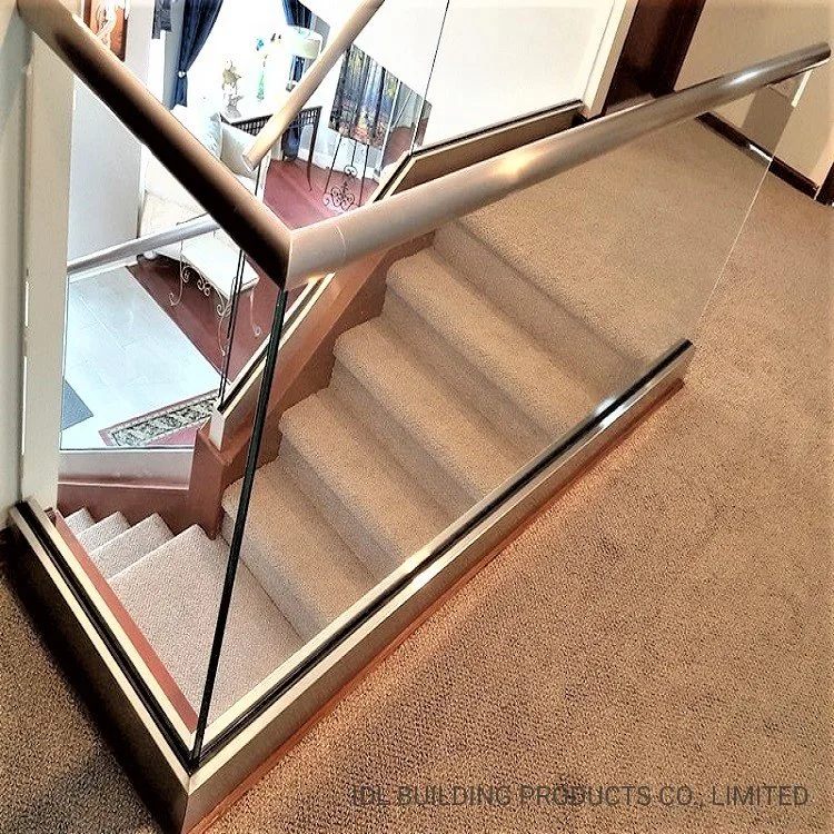 China Factory Commercial Use Curved Glass Frameless Balustrade Aluminum Fence U Channel Glass Balustrade/Glass Railing with Stainless Steel Handrail