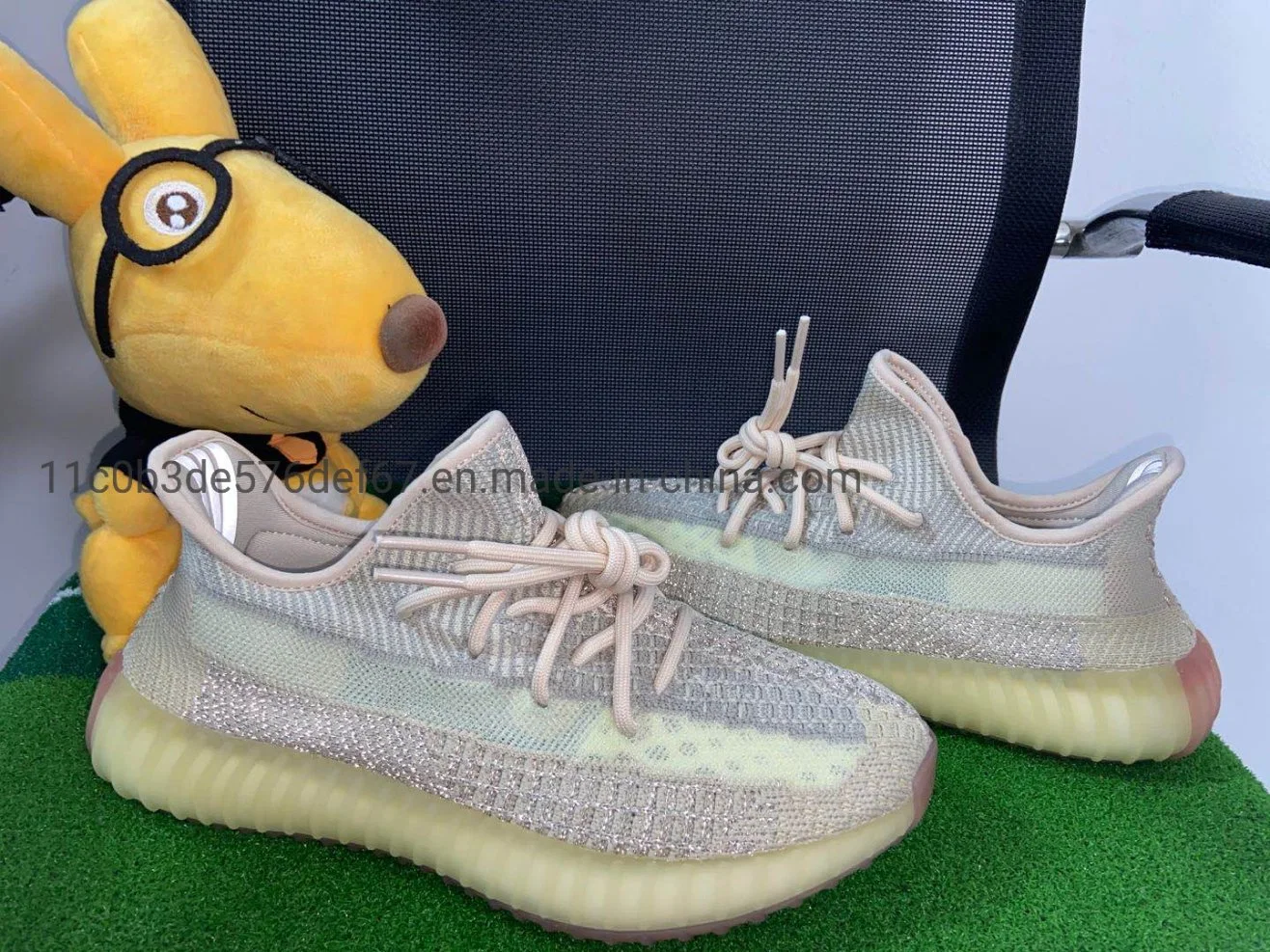 При работающем двигателе на заводе Putian кроссовки Кэйни Уэст Yeezy 350 500 700 фирменные кроссовки